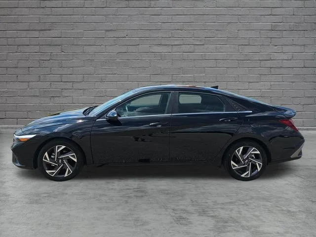 Used 2025  Hyundai SEL Sport image 2