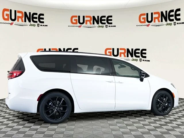 New 2026 Bright White Clear-Coat Exterior Paint Chrysler Limited image 34