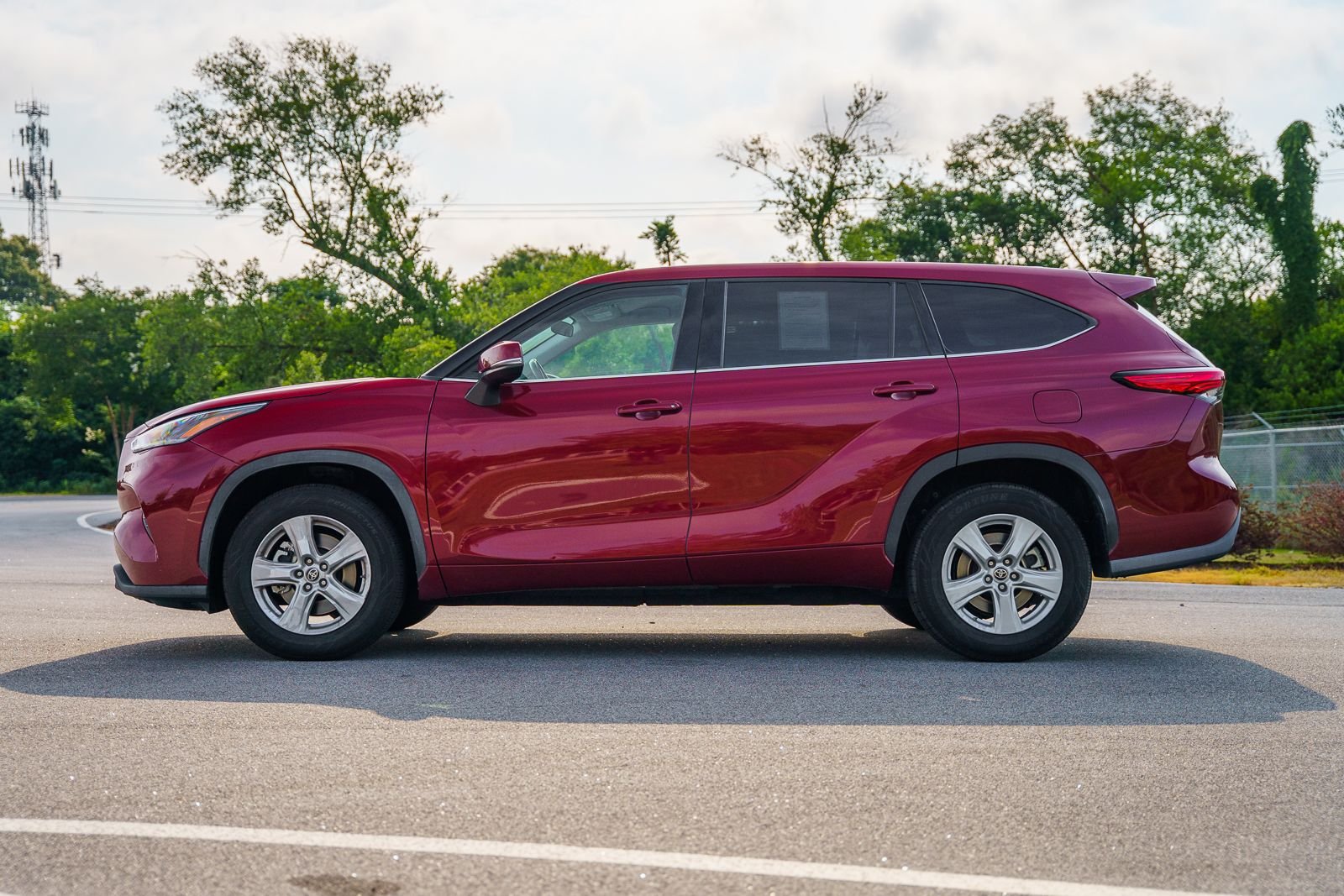 Used 2022 Red Toyota LE image 5