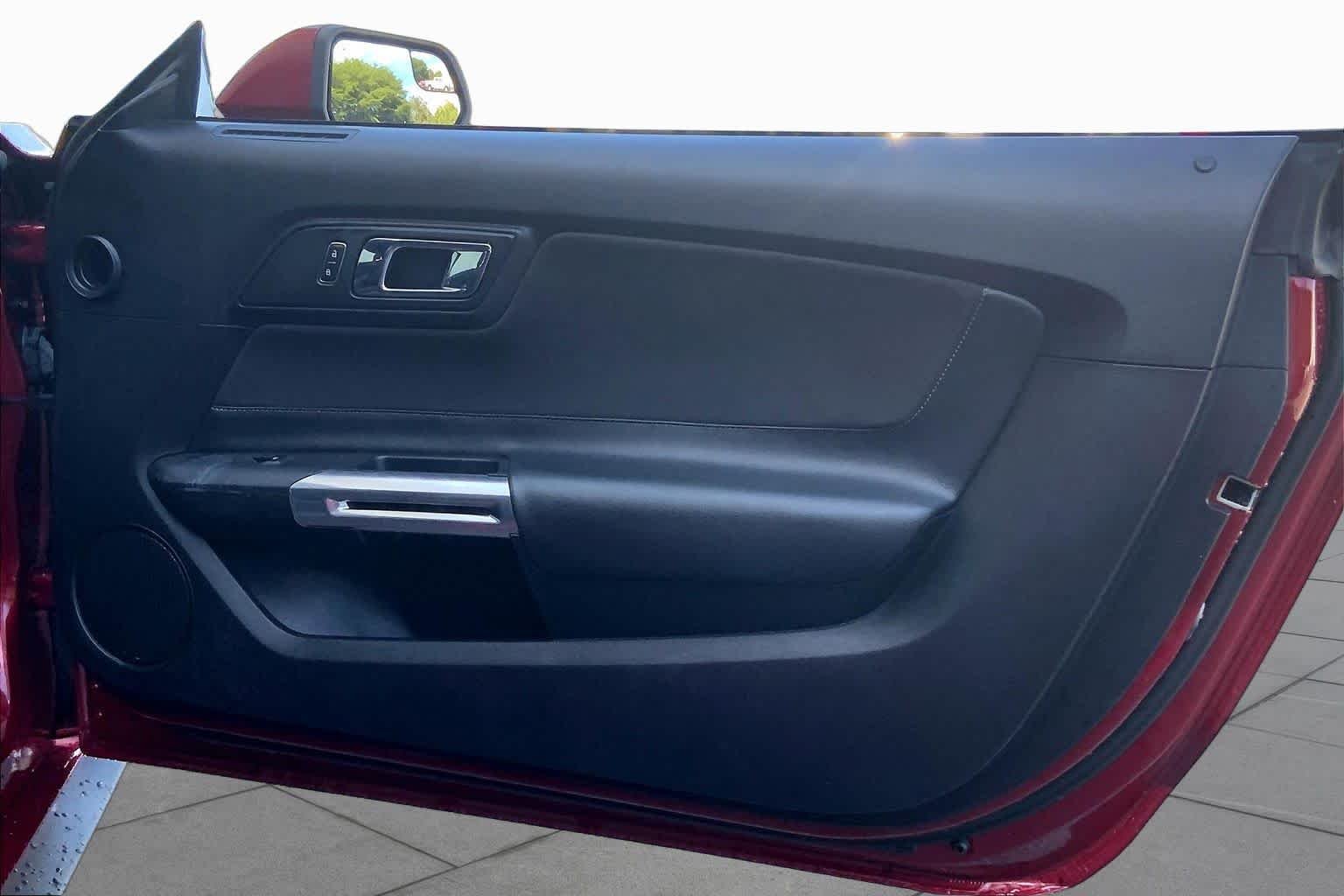 Used 2015 Ruby Red Metallic Tinted Clearcoat Ford V6 image 18