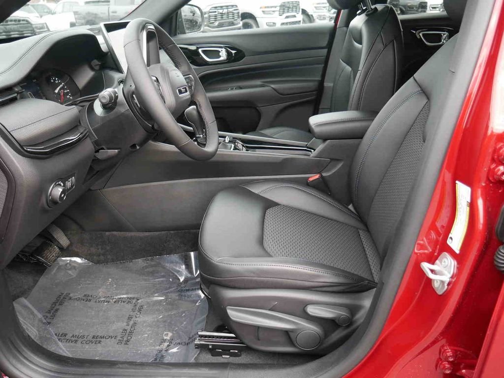 New 2026 Red Hot Pearl-Coat Exterior Paint Jeep Latitude image 23