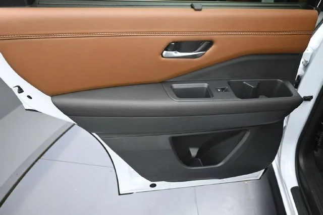 New 2026 White Nissan Platinum image 10