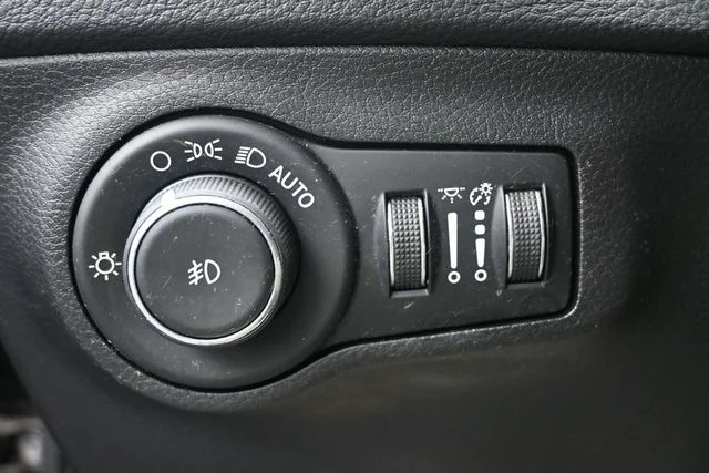 Certified Used 2019 Diamond Black Jeep Latitude image 8