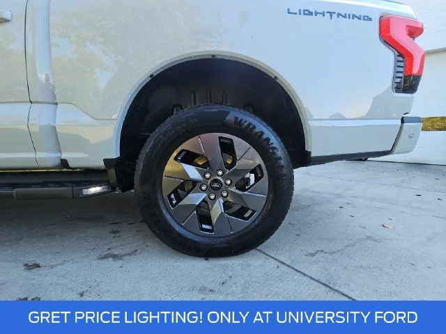 Used 2023 White Ford Lariat image 29
