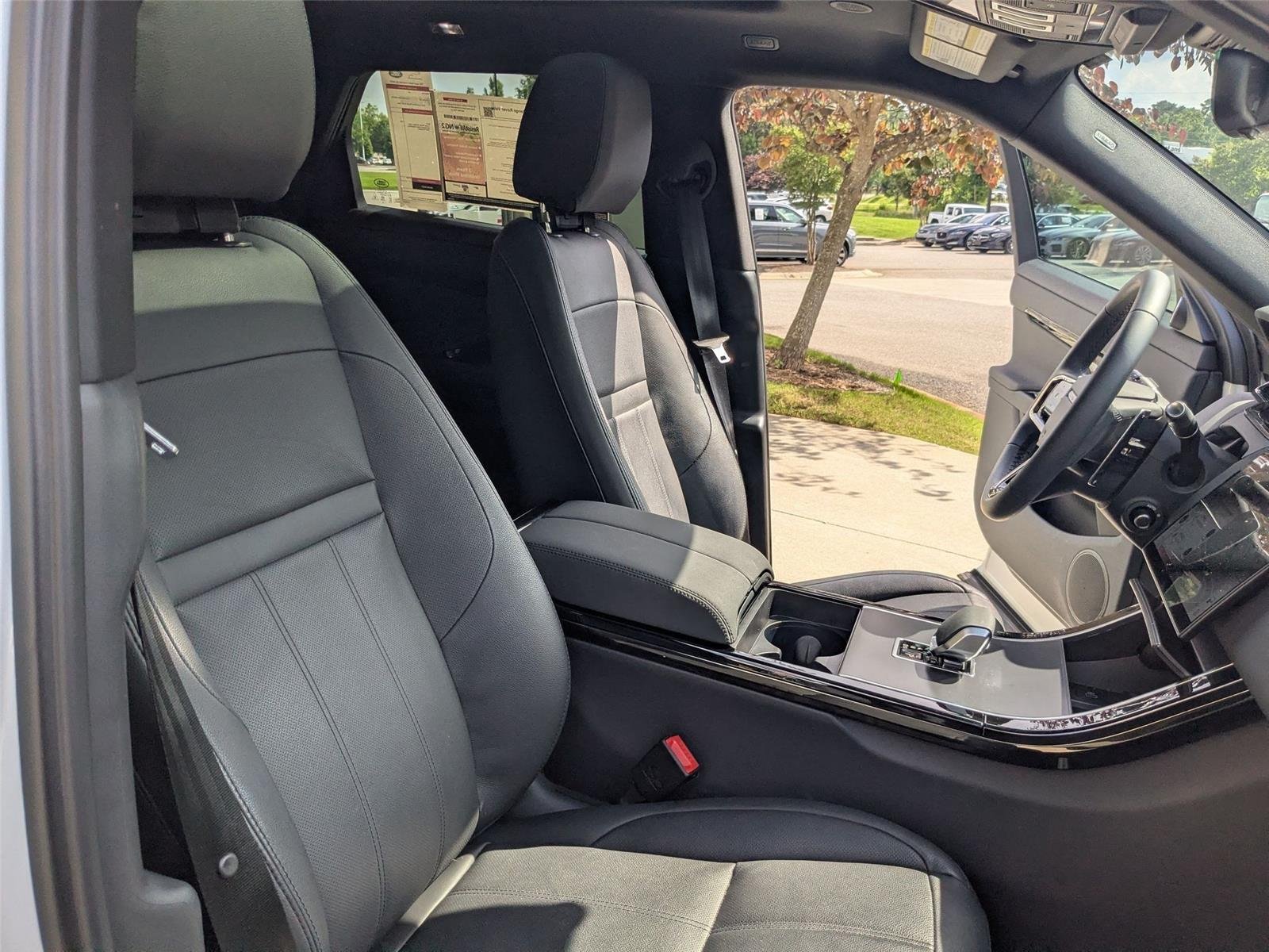 Used 2025 Fuji White Land Rover Dynamic SE image 31