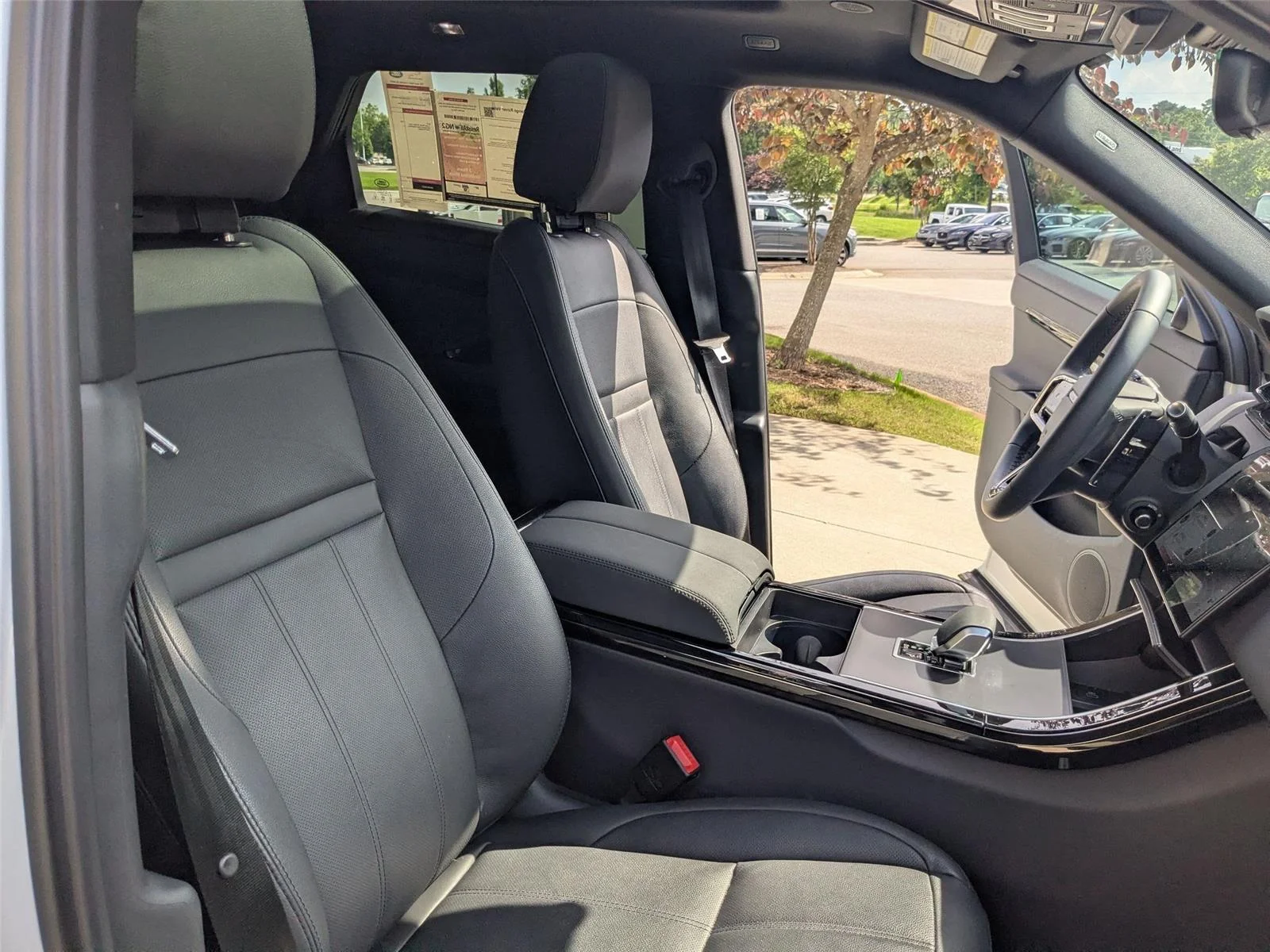Used 2025 Fuji White Land Rover Dynamic SE image 31