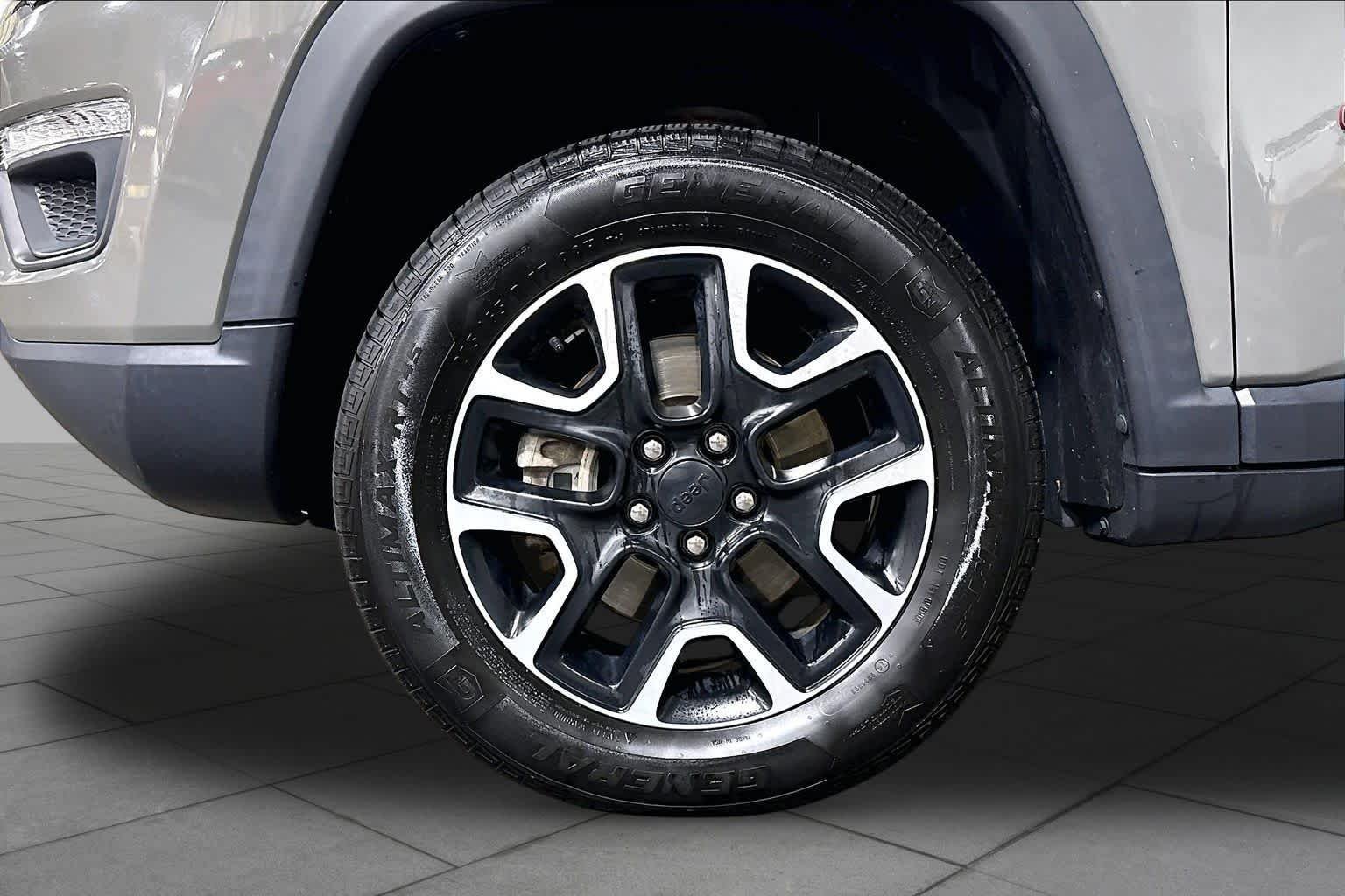 Used 2020 Sting-Gray Clearcoat Jeep Trailhawk image 10