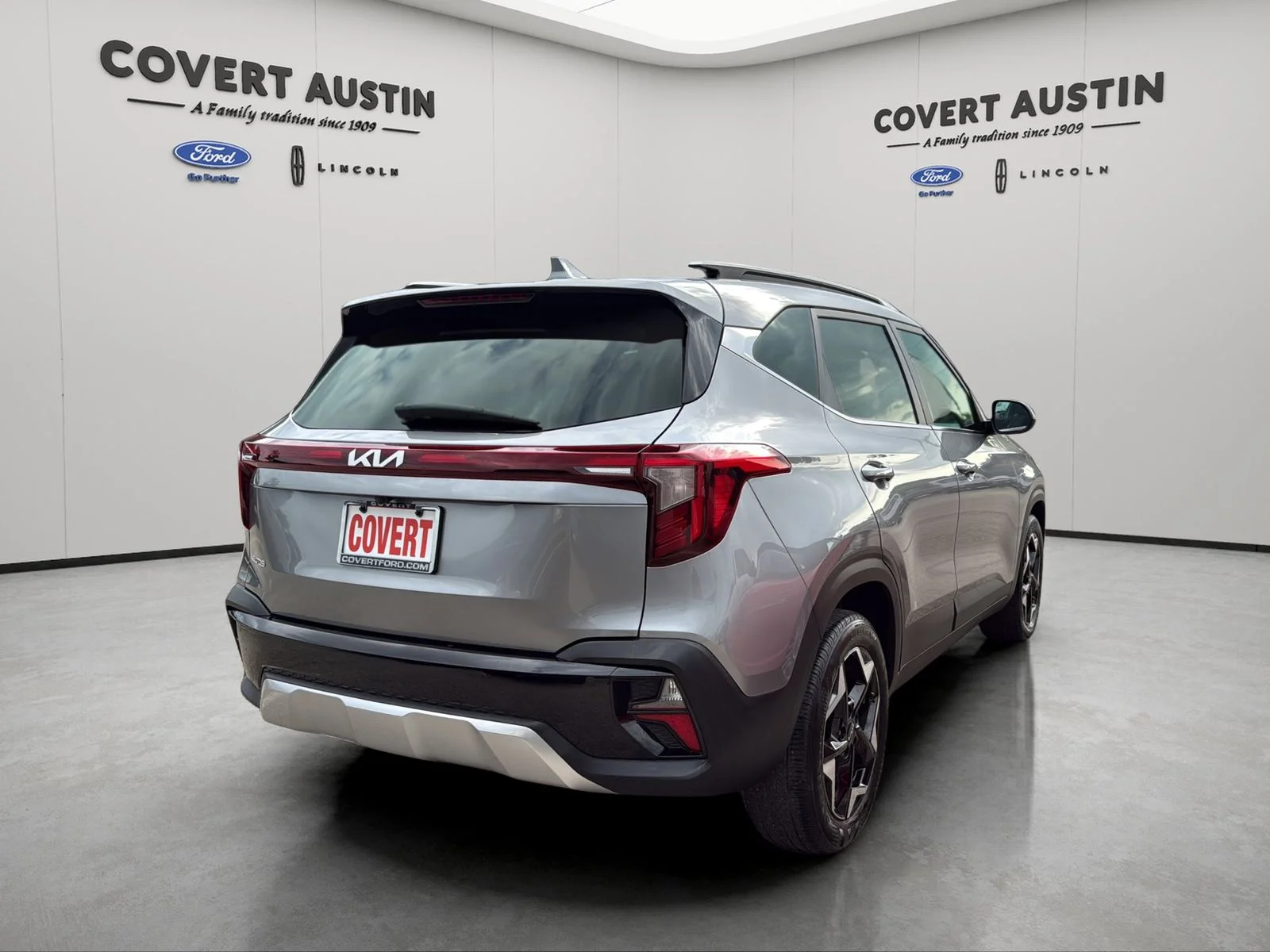Used 2025 Gray Kia EX image 5