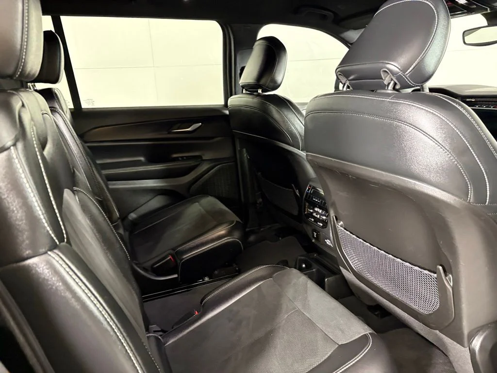 Used 2023 Black Jeep Altitude image 17