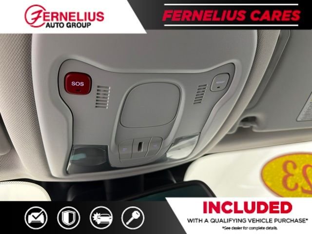Used 2023 White Jeep Latitude image 41
