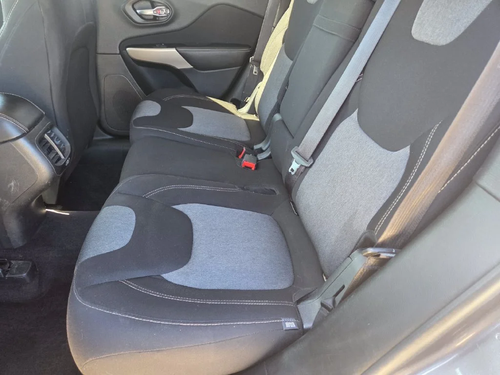 Used 2018 Gray Jeep Latitude image 23