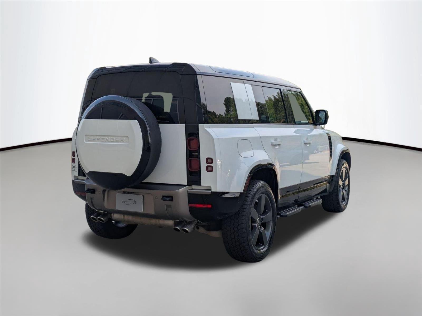 Used 2025 Fuji White Land Rover X-Dynamic SE image 5