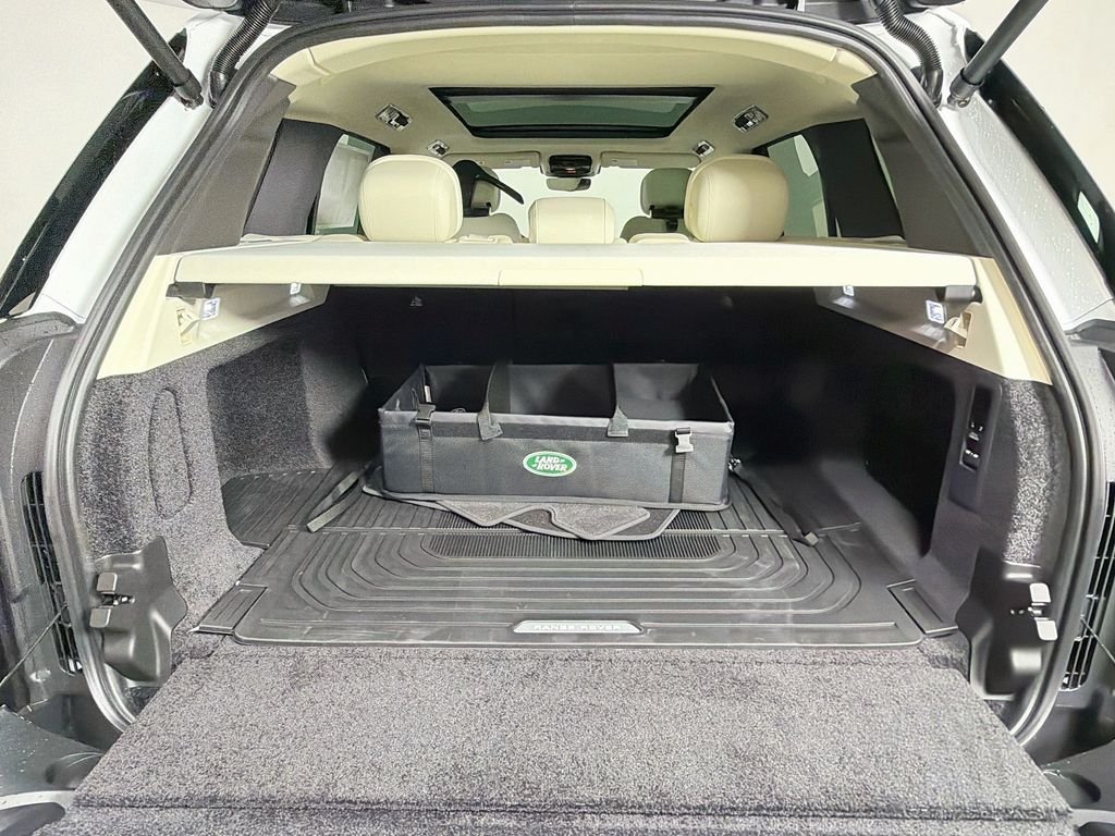 New 2026 Fuji White Land Rover SE image 28