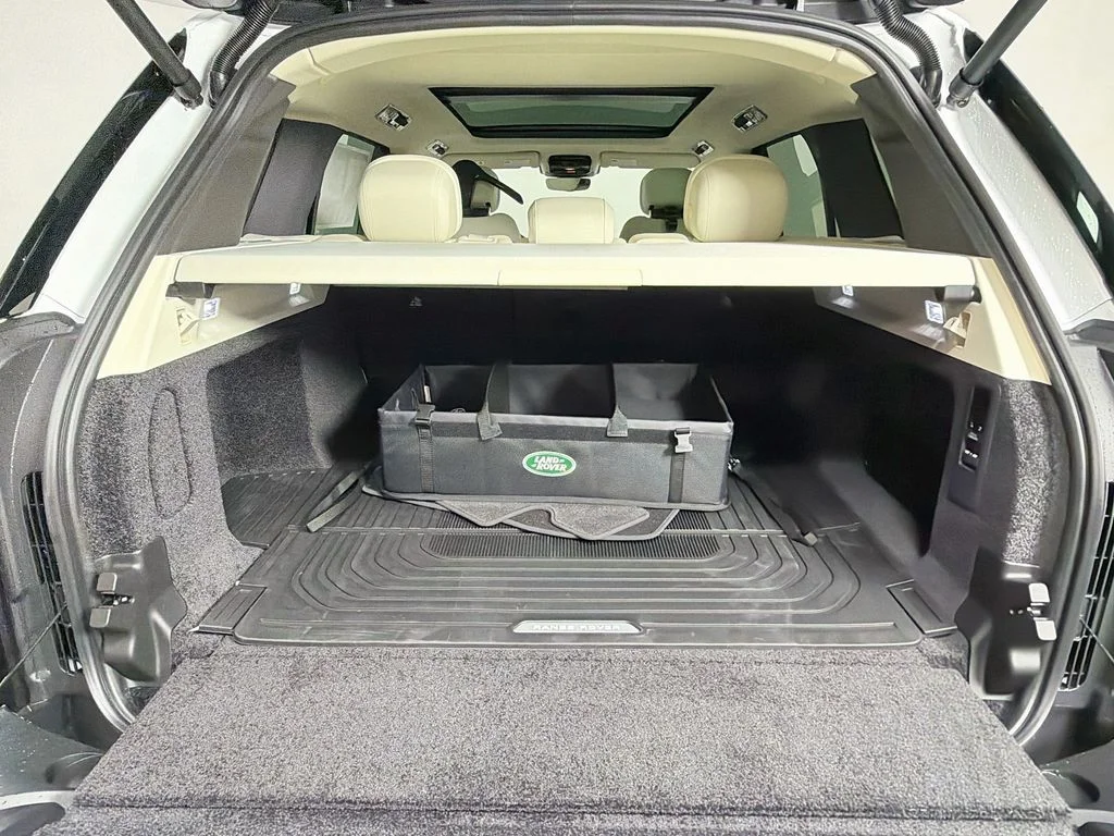 New 2026 Fuji White Land Rover SE image 28