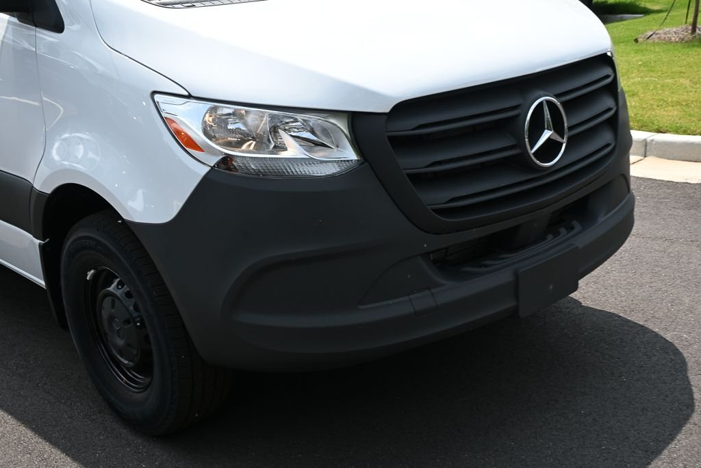 Used 2025 Arctic+White Mercedes-Benz Cargo 144 WB image 28