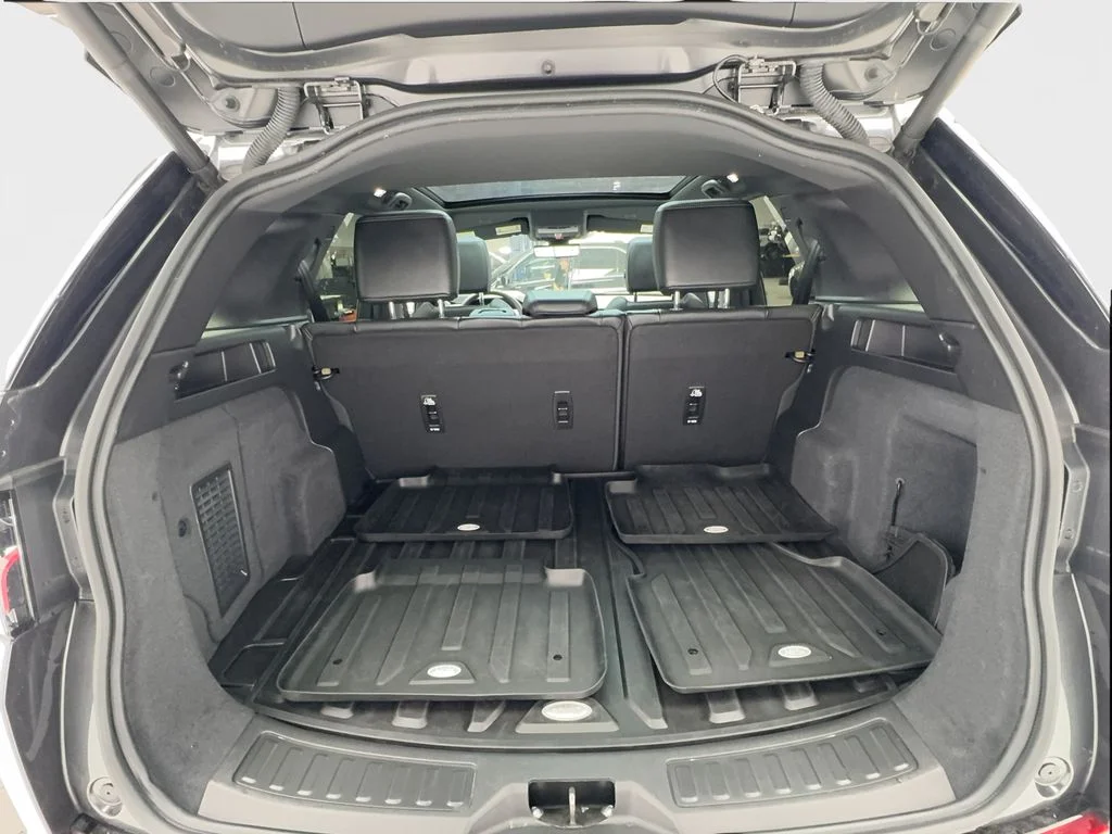 Used 2025 Gray Land Rover SE image 16