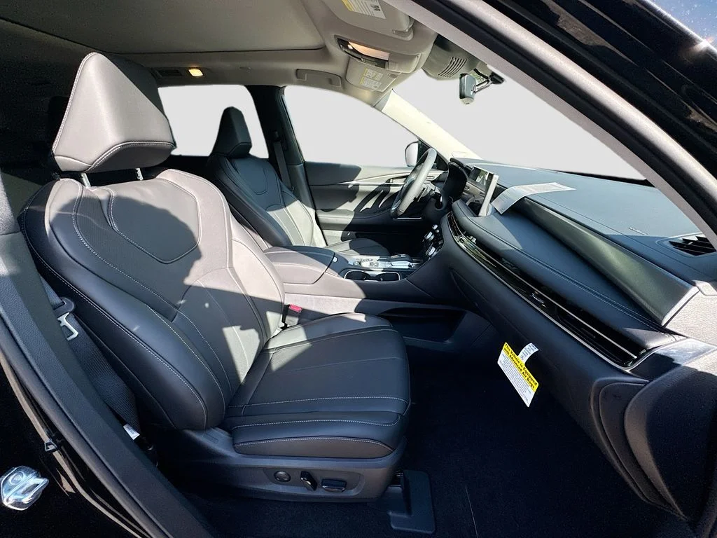 New 2027 MINERAL BLACK INFINITI Luxe FWD image 31