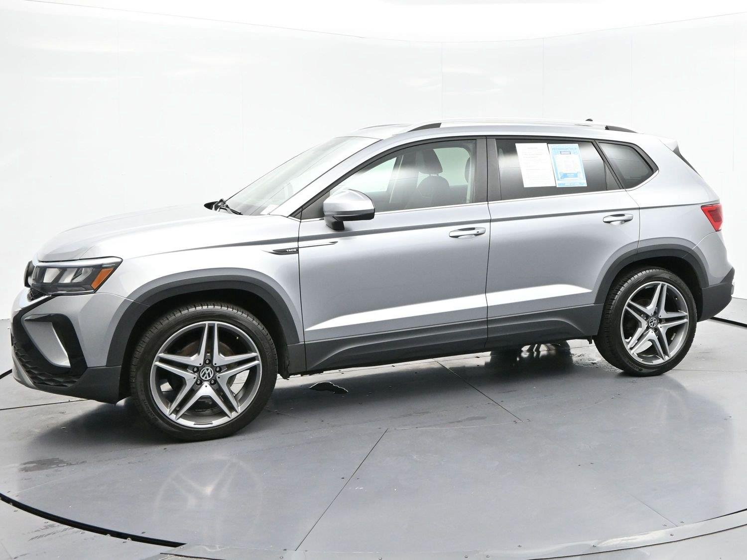 Used 2023 Pyrite Silver Metallic Volkswagen SE image 4