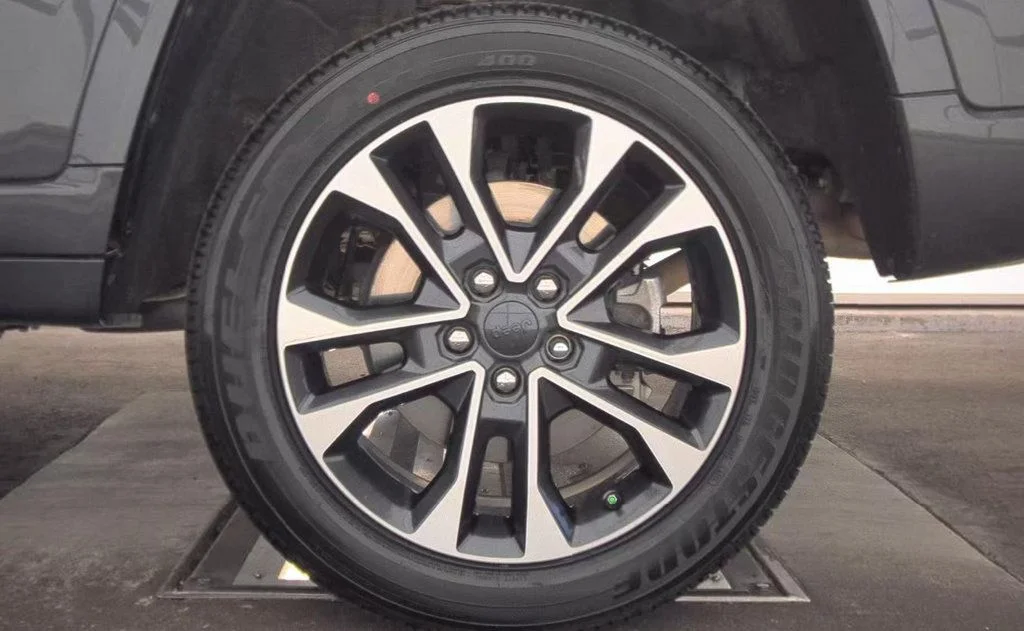 Used 2022 Gray Jeep Overland 4xe image 12