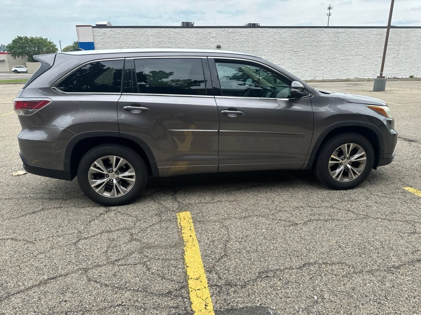 Used 2015 Predawn Gray Mica Toyota XLE image 15