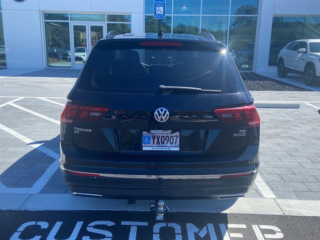 Used 2018 Deep Black Pearl Metallic Volkswagen SE image 5