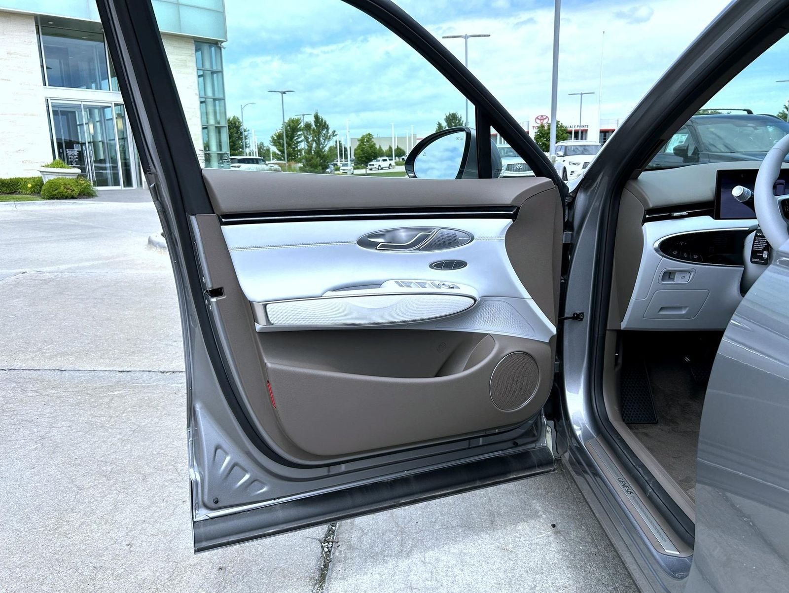 New 2026 Silver Genesis 2.5T Advanced image 9