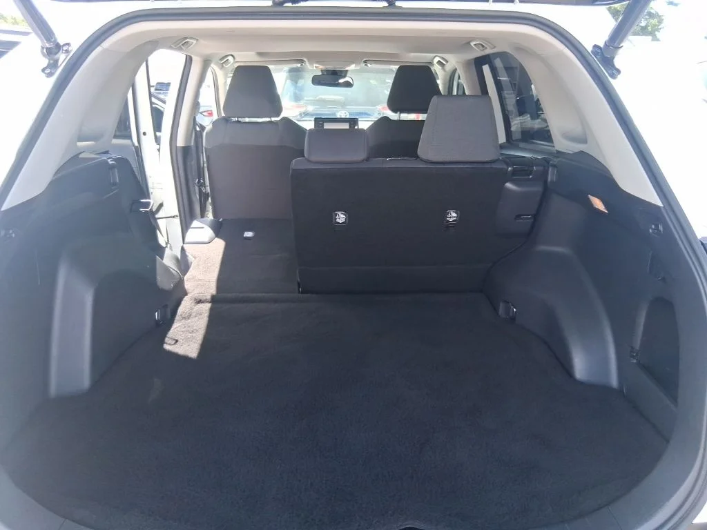 Used 2020 White Toyota XLE image 18