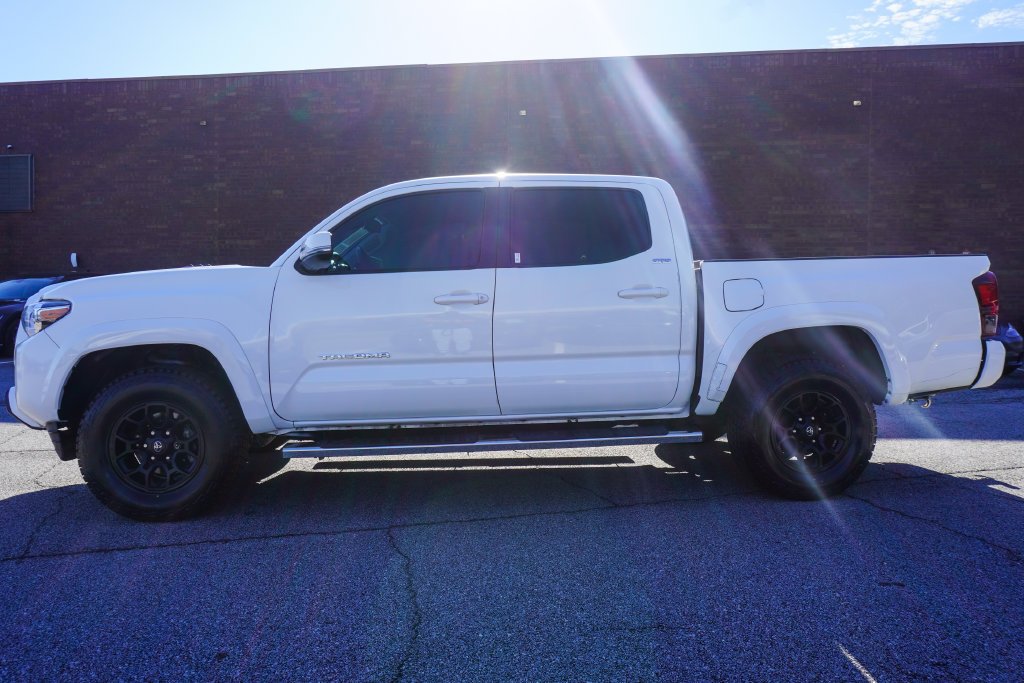 Used 2022 White Toyota SR5 image 31