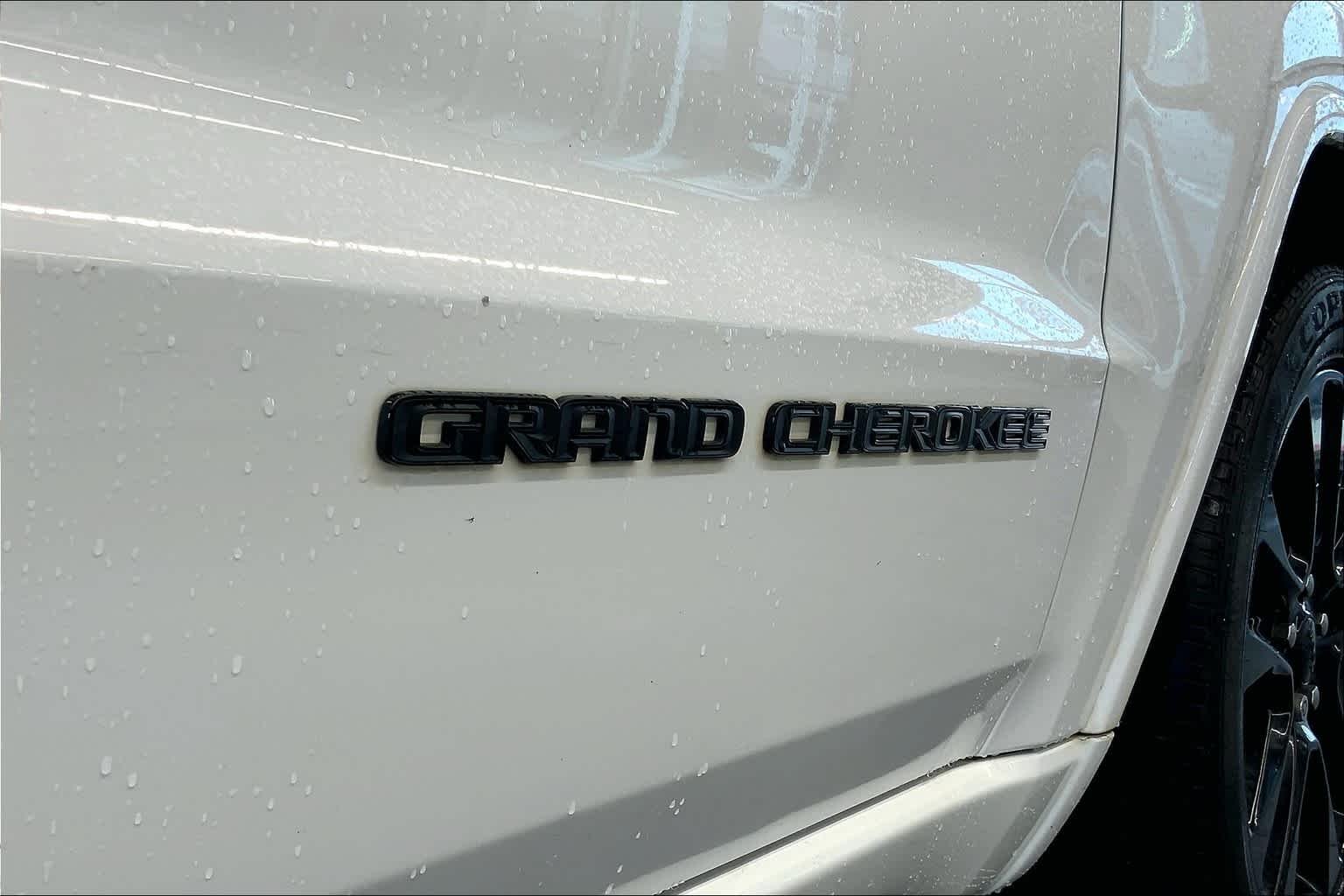Used 2018 Bright White Clearcoat Jeep Altitude image 10