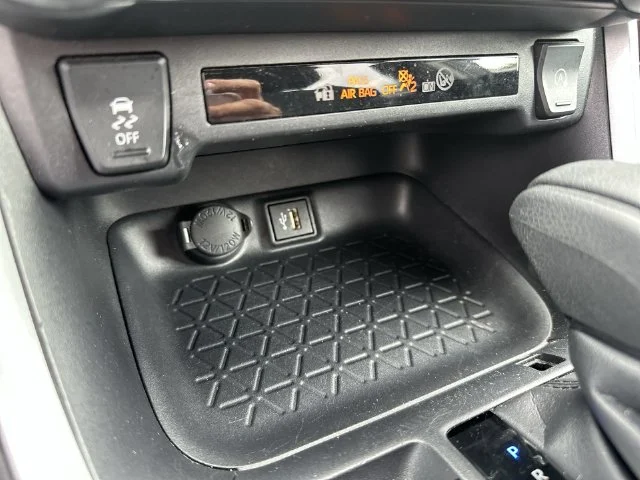 2025 Toyota RAV4 XLE - Photo 21