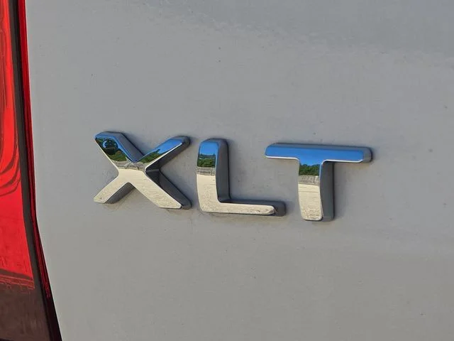 Used 2015 White Platinum Clearcoat Metallic Ford XLT image 36