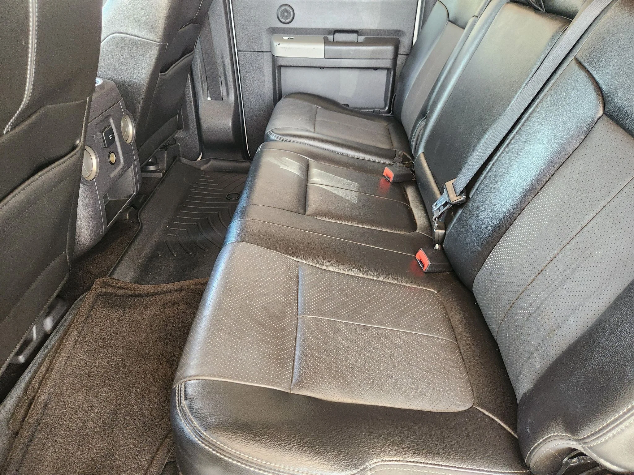 Used 2015 White Platinum Metallic Tri-Coat Ford Lariat image 32