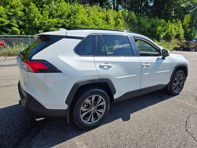Used 2022 White Toyota XLE Premium image 8