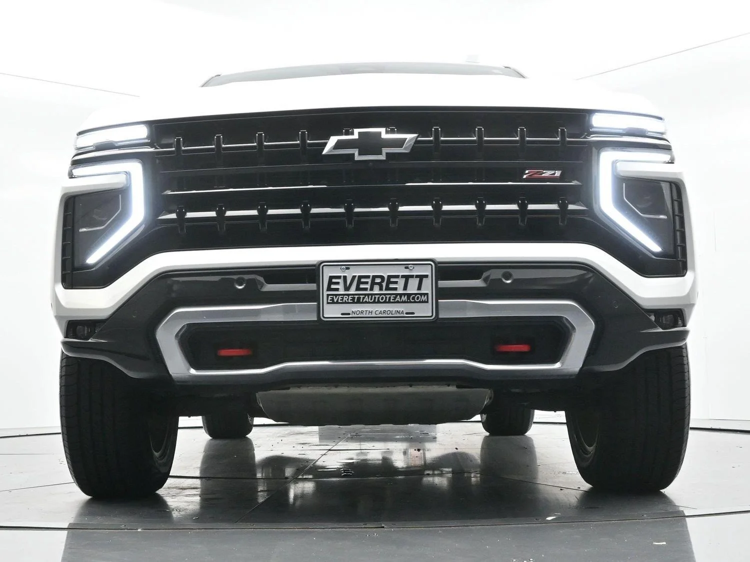 Used 2025 Iridescent Pearl Tricoat Chevrolet Z71 image 45