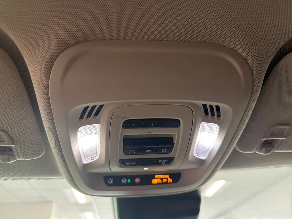 Used 2022 White Buick Avenir image 18