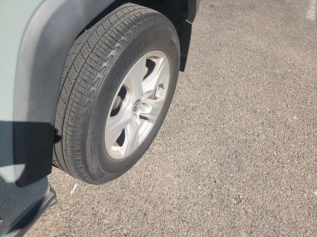 Used 2021  Toyota XLE image 9