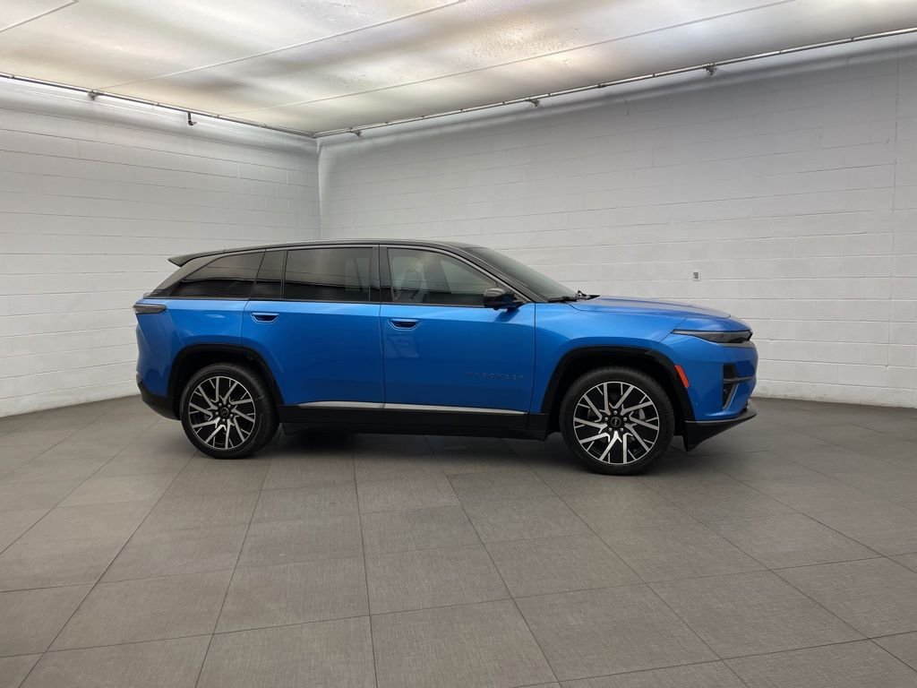 New 2025 Hydro Blue Pearl-Coat Exterior Paint Jeep Limited image 2