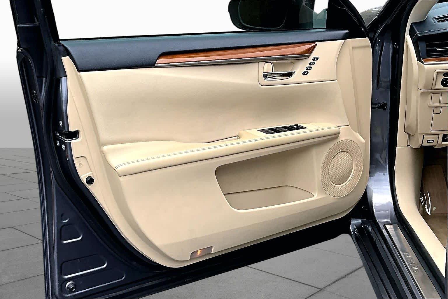 Used 2014 Nebula Gray Pearl Lexus Hybrid image 21