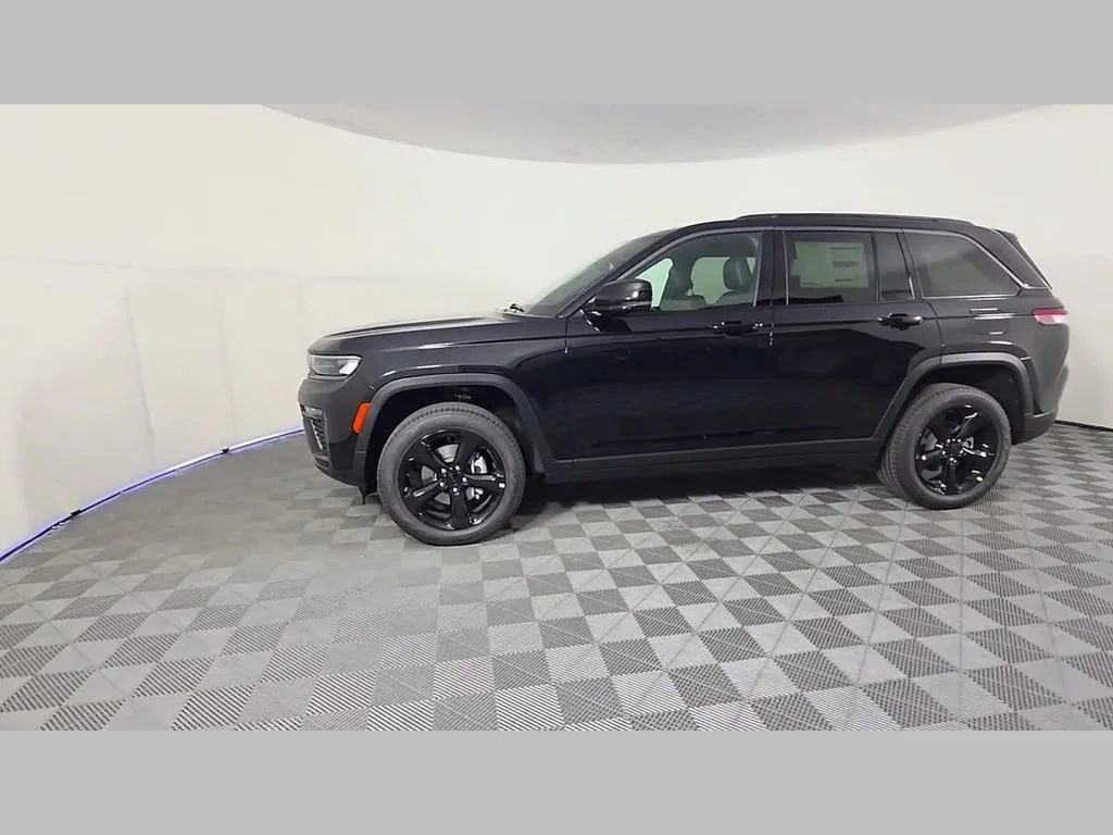 New 2026 Diamond Black Crystal Pearlcoat Jeep Limited image 33