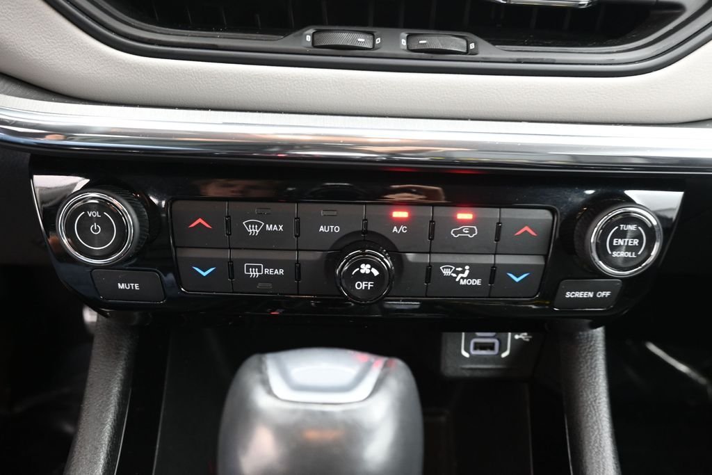 Used 2022 Crystal Metallic Jeep Limited image 11