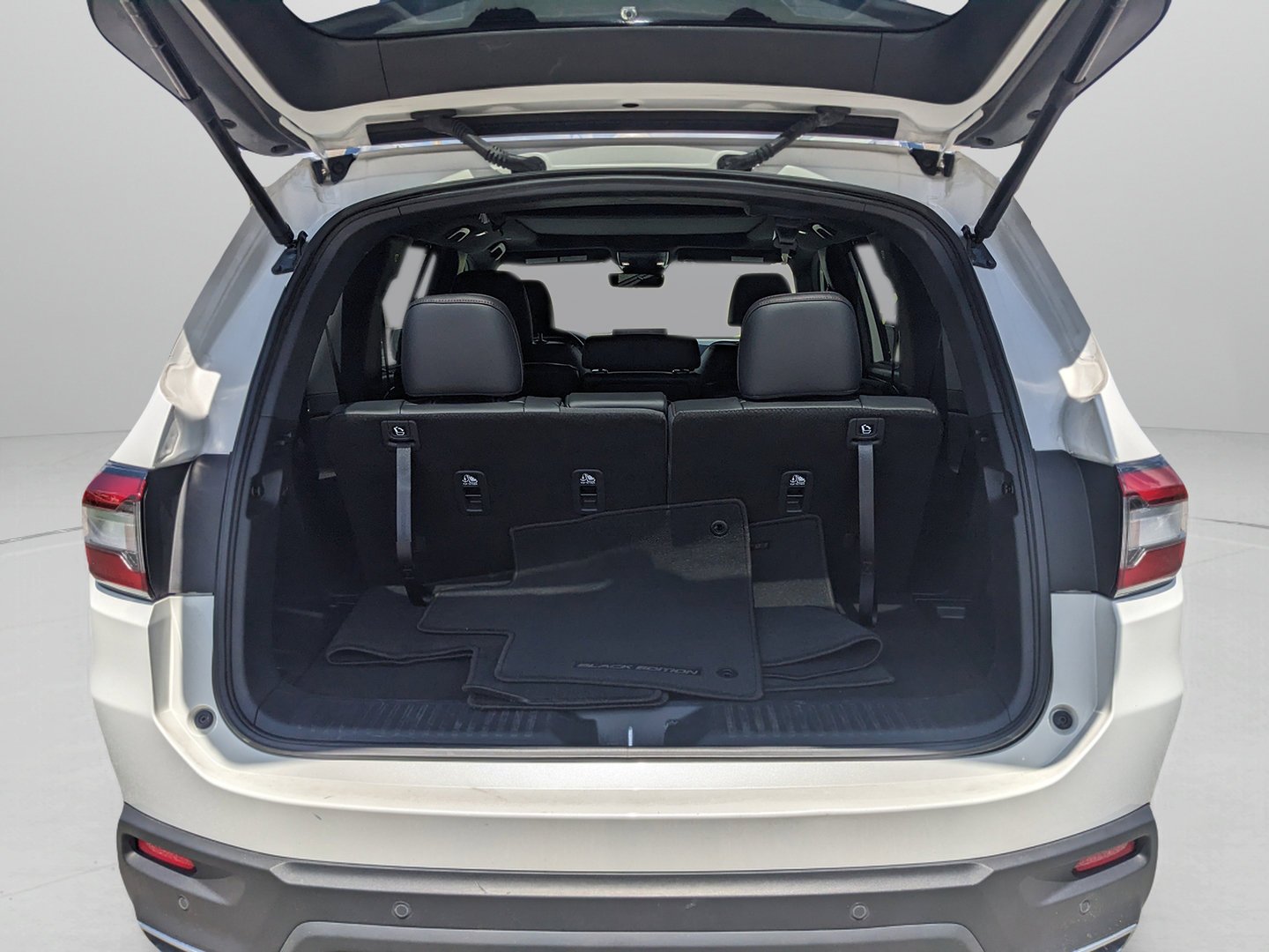 Certified Used 2025 Platinum White Honda Black Edition image 9