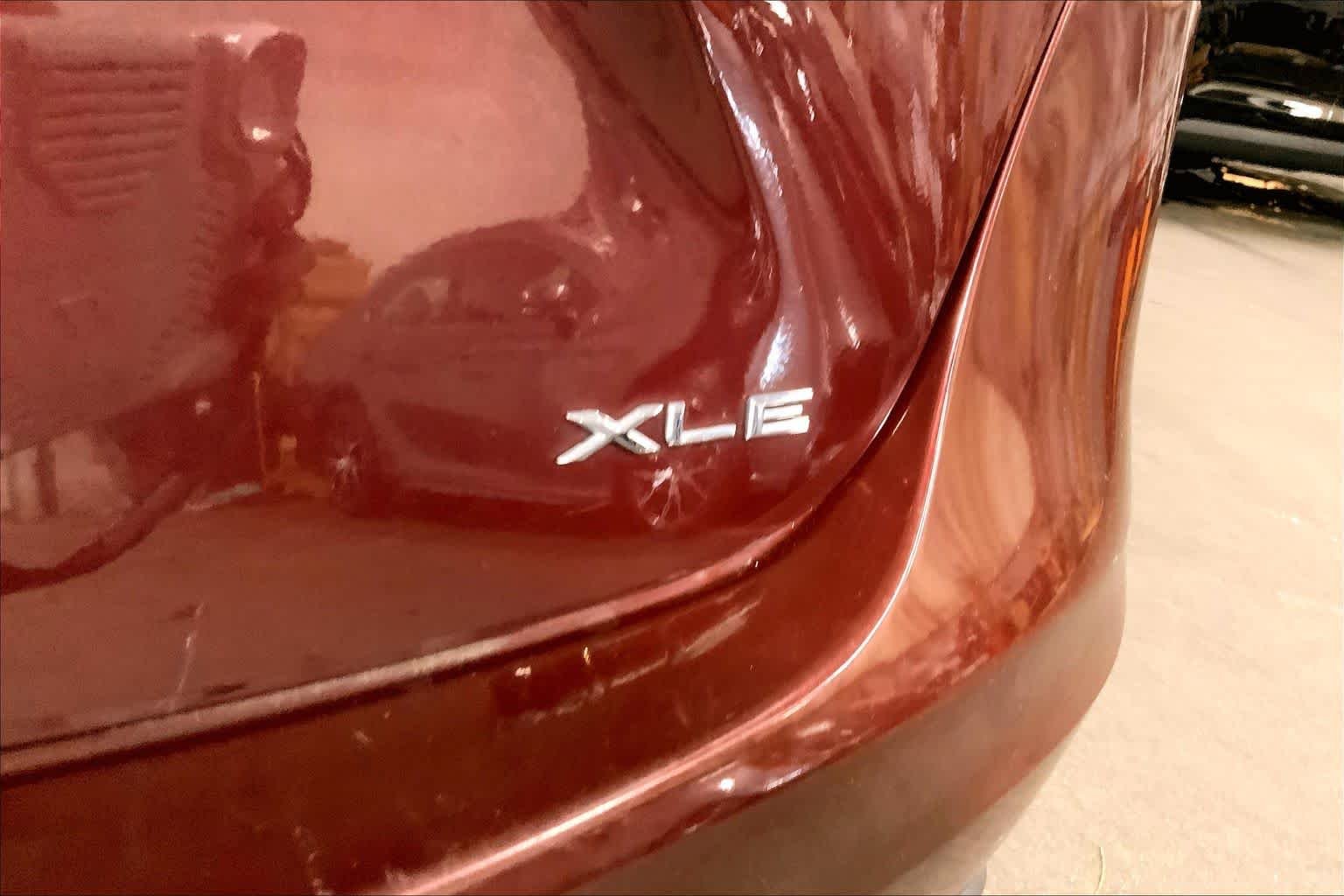 Used 2015 Ooh La La Rouge Mica Toyota XLE Touring image 10