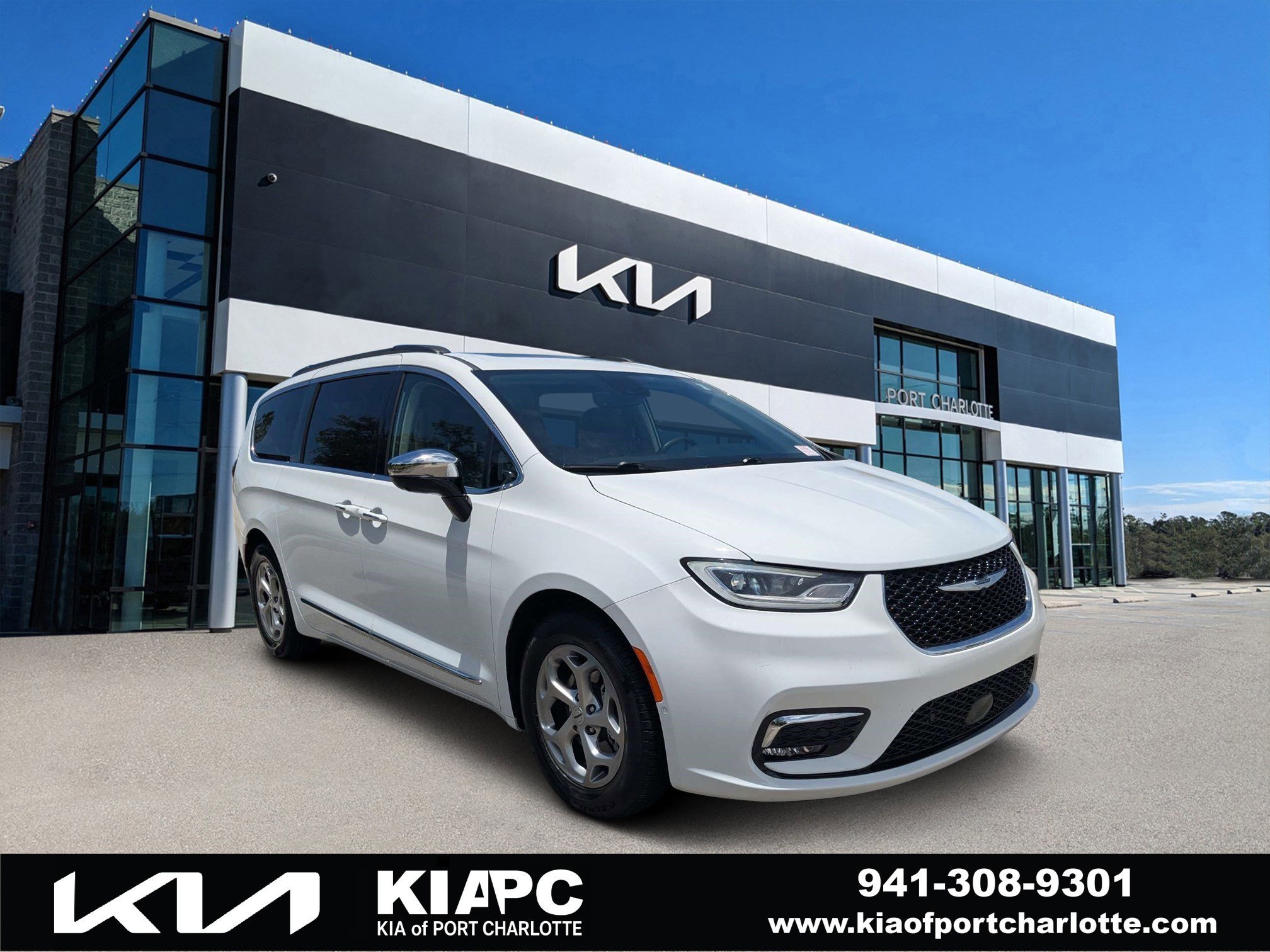 2023 Chrysler Pacifica Limited's photo