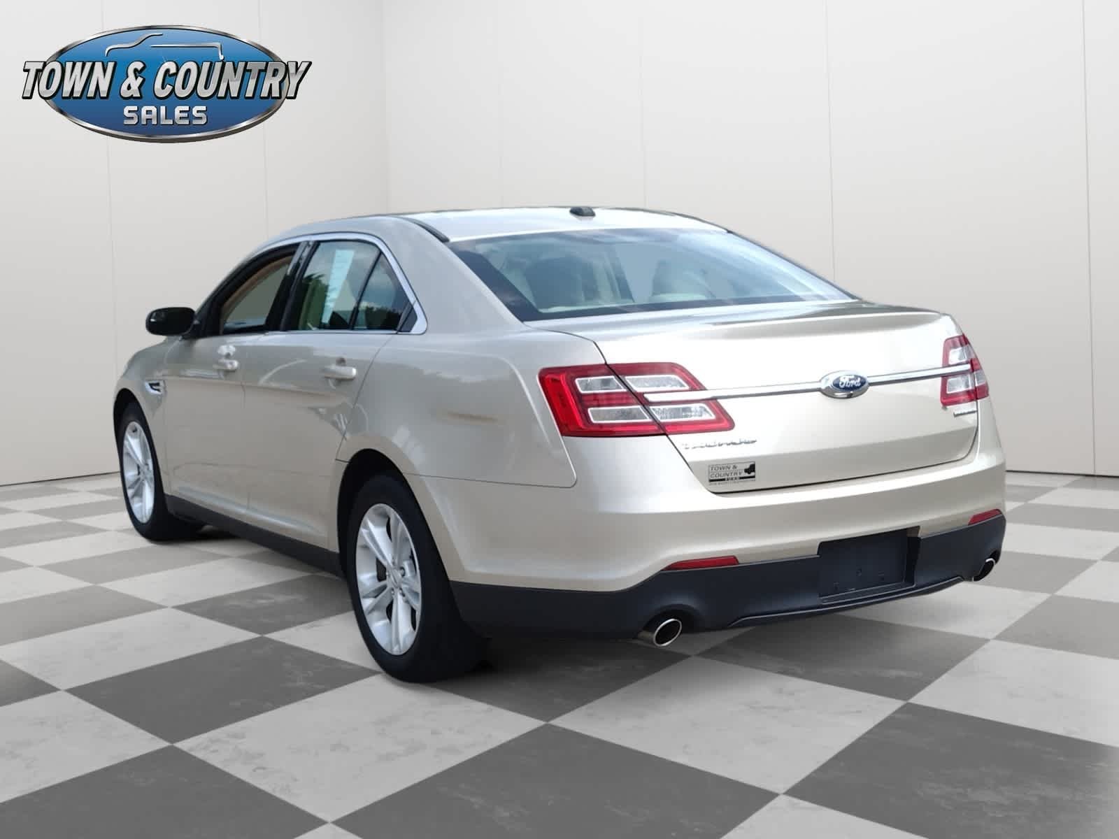 Used 2018 White Gold Metallic Ford SE image 4