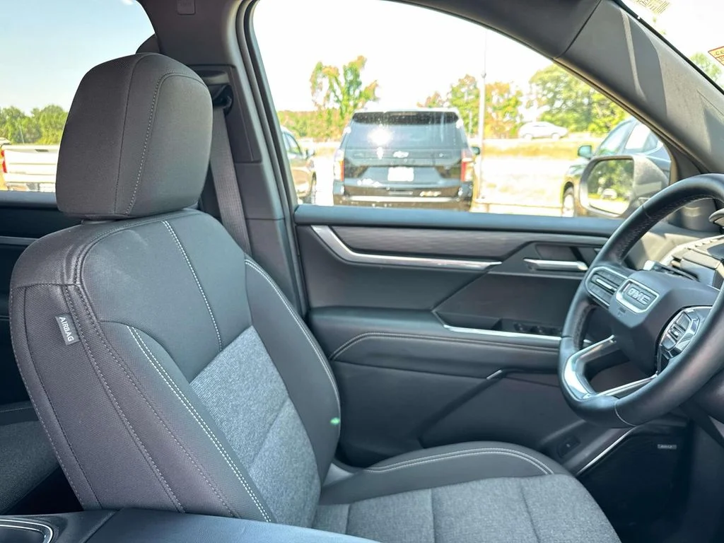 Used 2025 White GMC Elevation image 18