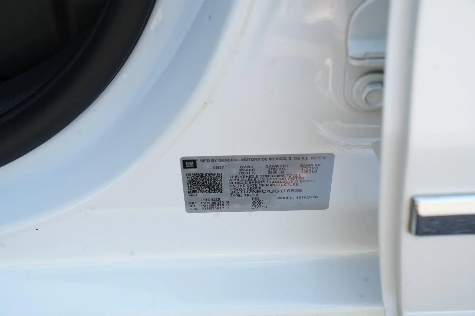 Used 2018 WHITE FROST TRICOAT GMC SLT image 40