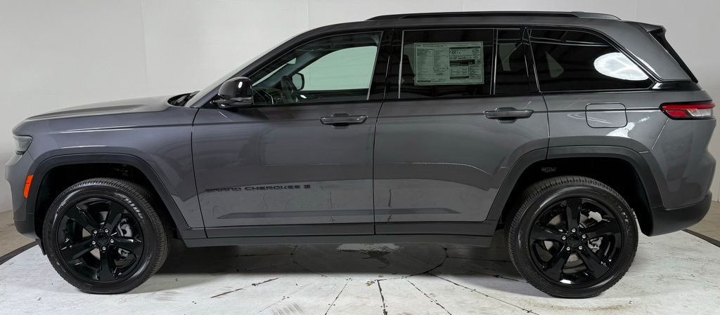 New 2025 Baltic Gray Metallic Clear-Coat Exterior Paint Jeep Altitude X image 4