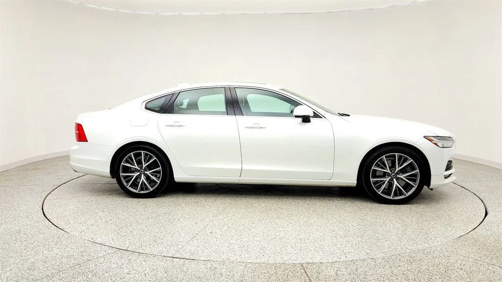 Used 2017 Crystal White Pearl Volvo T6 AWD Momentum w/ Vision & Momentum Plus Package image 4