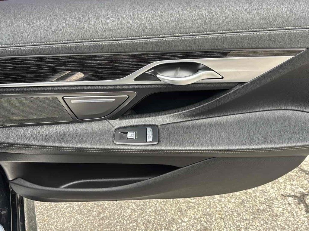 Used 2022 Black BMW 740i image 19