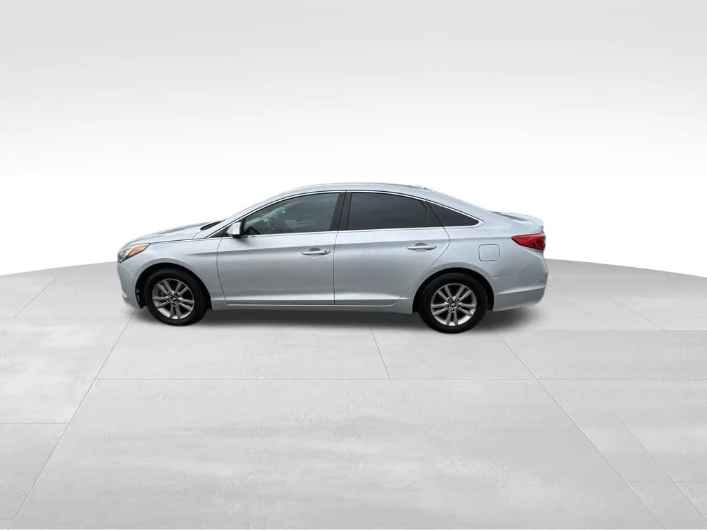 Used 2016 Silver Hyundai SE image 5